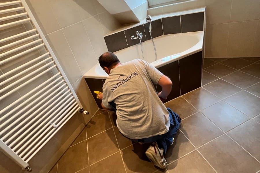 deep cleaning bathrooms